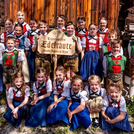 Platzkonzert der Bundesmusikkapelle Erpfendorf mit der Trachtengruppe Edelraute