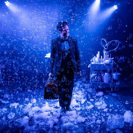 Theater for Kids in German: Alchemie - The Science of turning Bubbles into Art