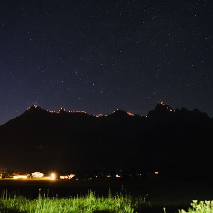 Traditionelle Sonnwendfeuer im Pillerseetal