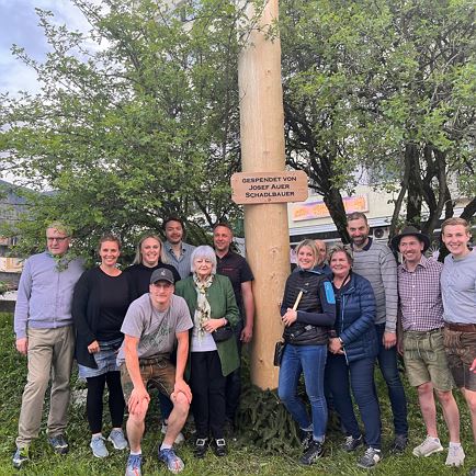 14. Maifest mit Maibaumaufstellen