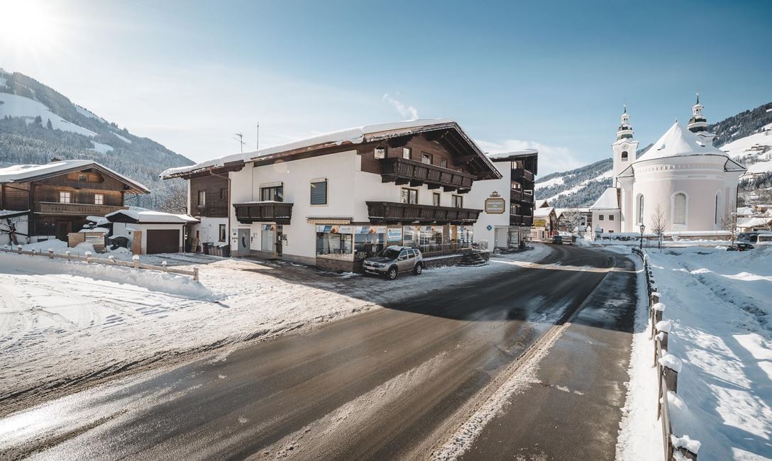 Ansicht Haus Bucher neben Straße