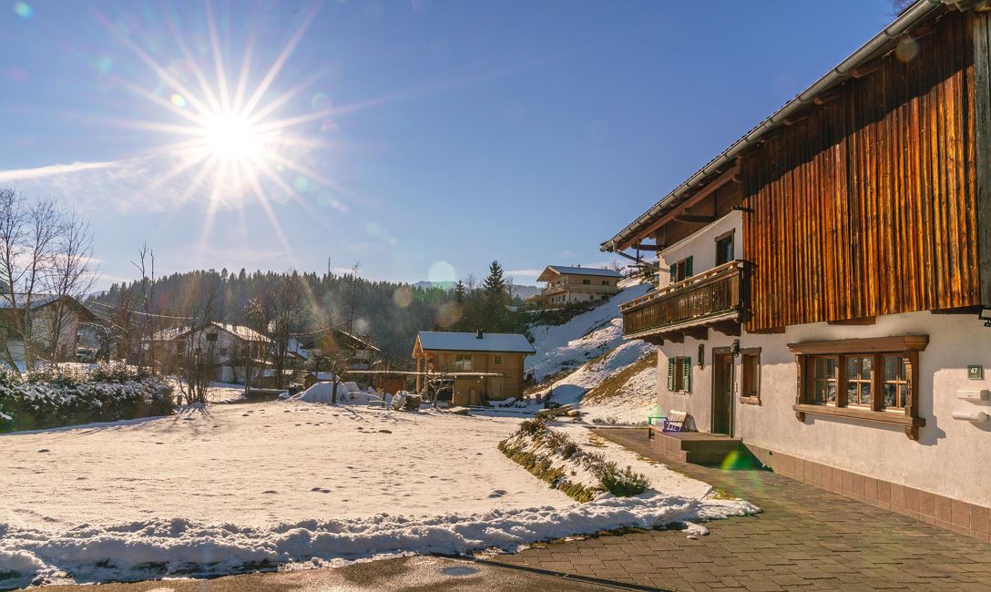 Sonnentalhof Ansicht Süden Winter Sonne Bluesky Fe