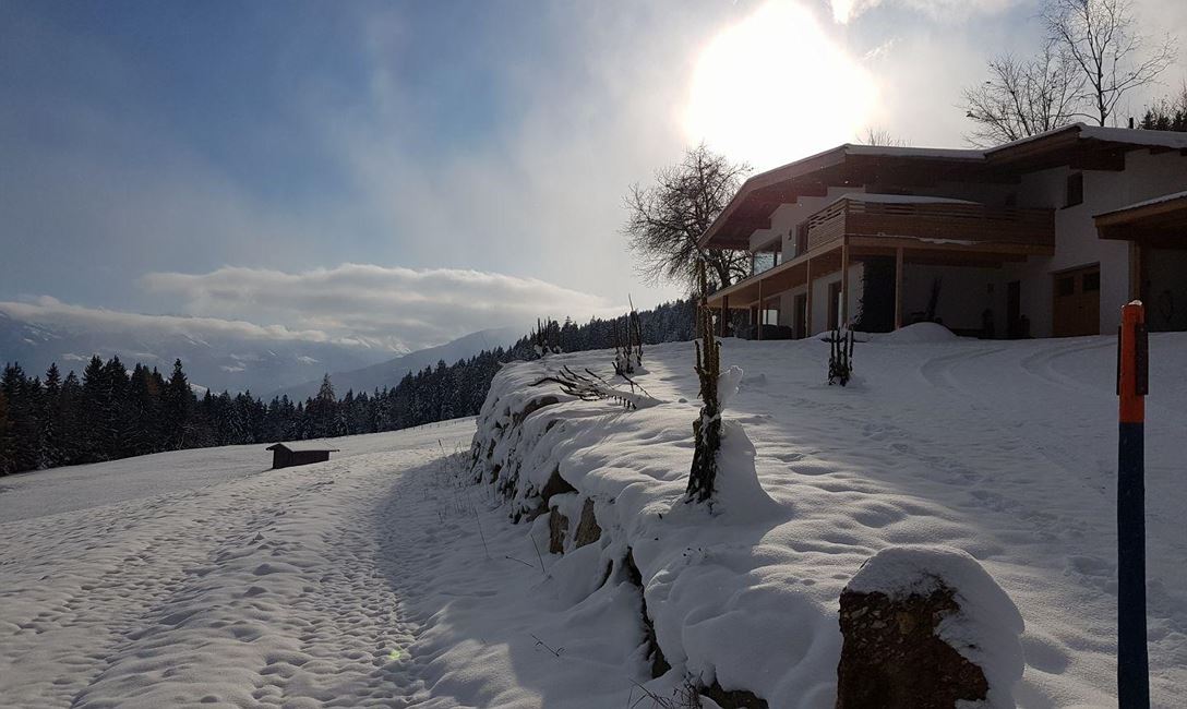 Blick auf das Haus im Schnee
