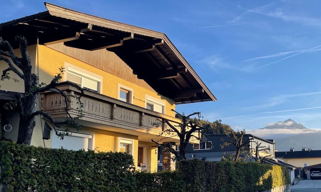 Hausansicht - Kaiser im Hintergrund
