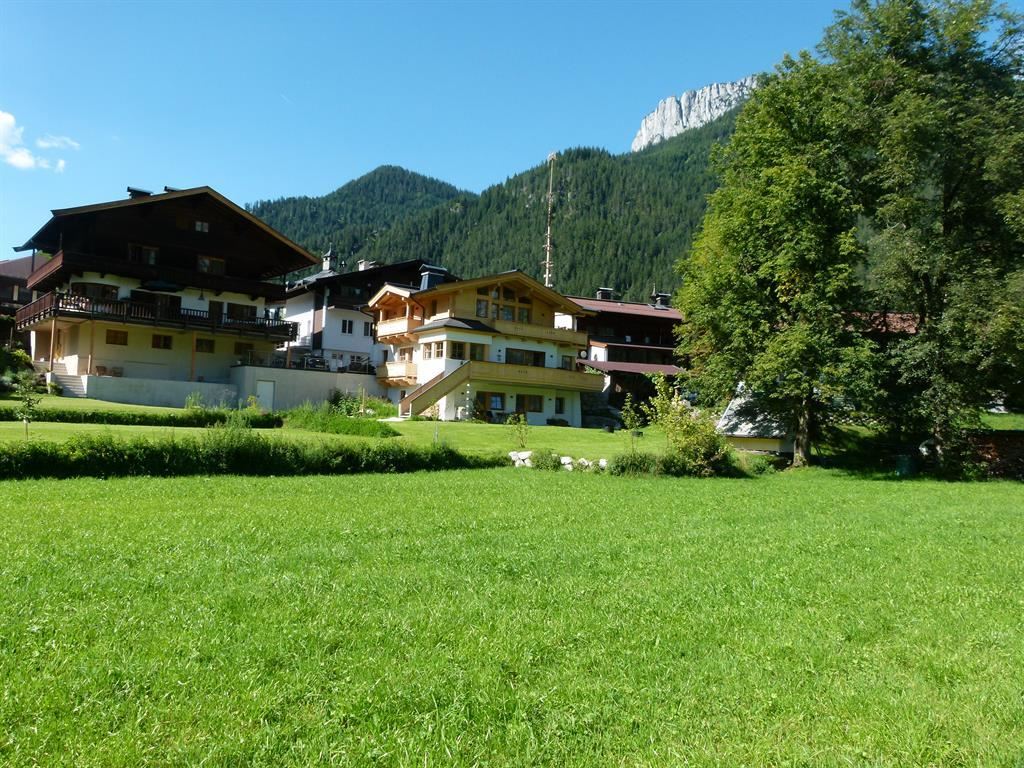 Hausansicht mit Steinplatte