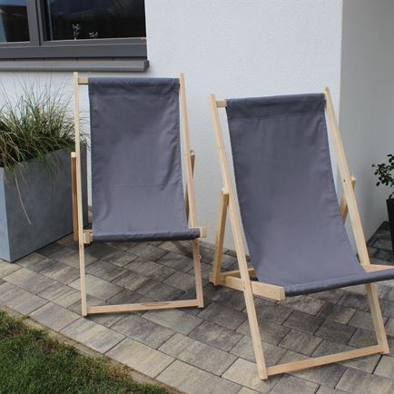 Liegestühle auf der Terrasse