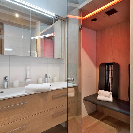 Badezimmer m. Infrarotkabine und Dampfdusche
