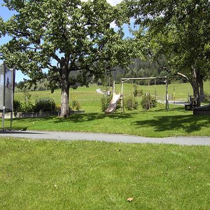 Garten mit Spielmöglichkeiten