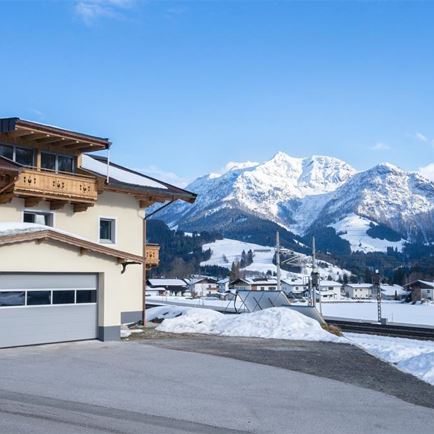 Haus mit Garage Winter