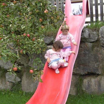 Kinder im Garten 