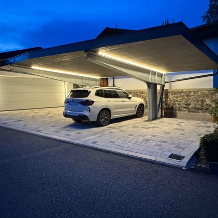 Überdachter Autoabstellplatz