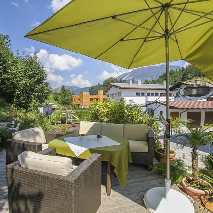 Gemütliche Sitzecke am Pool