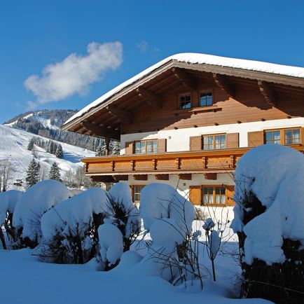 Glaagut Hausansicht Winter mit Skipiste