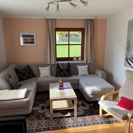 Wohnzimmer mit TV und gemütlichen Sitzbereich