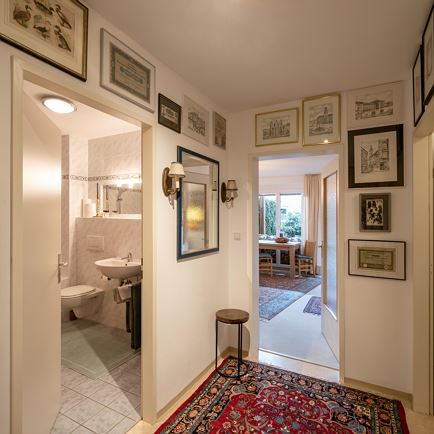 Vorzimmer mit Blick ins Bad und Wohnzimmer