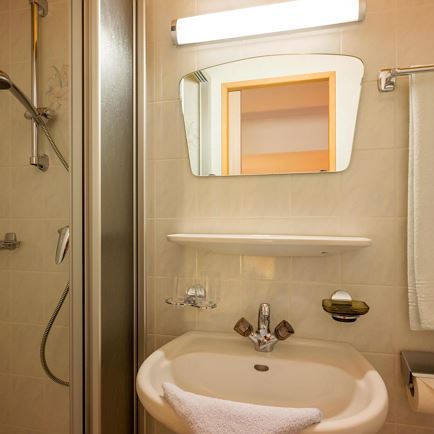 Gaestehaus_Staffner_Kirchberg_Appartement_1_Badezi