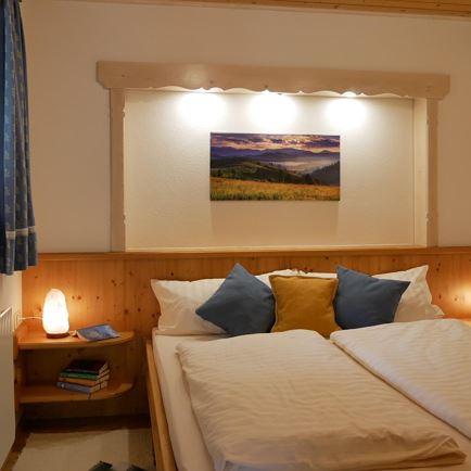 Schlafzimmer mit Zirbenbett ruhige Ferienwohnung B
