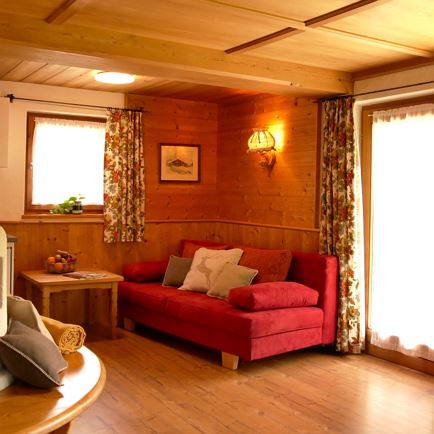 Wohnraum ruhige Ferienwohnung fuer 2 Paare im Haus