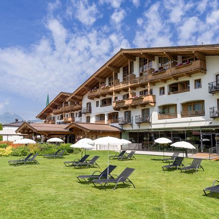 Hotel Sonne im Sommer - Garten mit Liegebereich