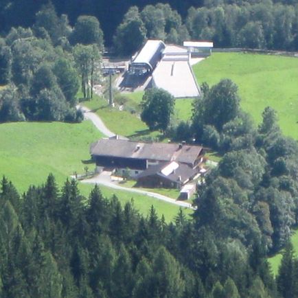 Kienzinghof und Talstation Ki-West