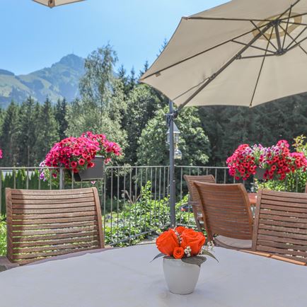 Rosenhof Frühstück - Panorama-Terrasse Bergblick