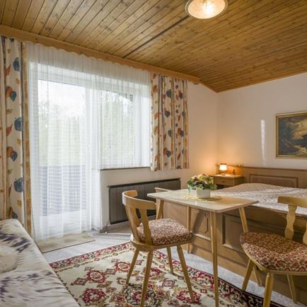 Haus_Mariandl_Wiesen_1_Oberndorf_Zimmer (1280x853)