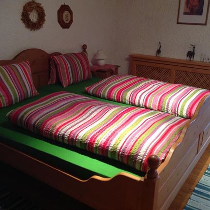 Doppelbett im Wohnzimmer