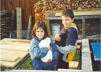 Kinder mit Hasen