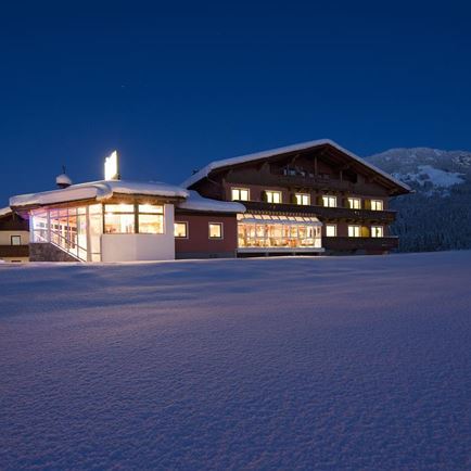 Hausansicht Winter bei Nacht