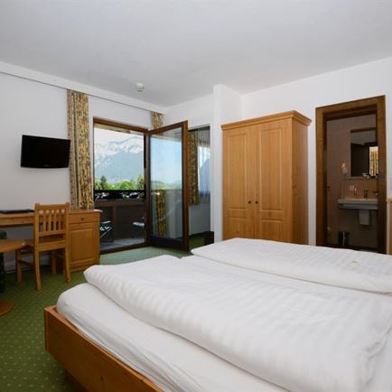 Zimmer mit Balkon