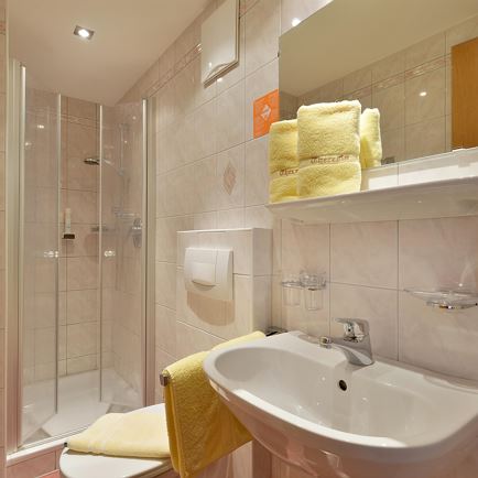 Hotel Theresia Garni - Doppelzimmer Badezimmer