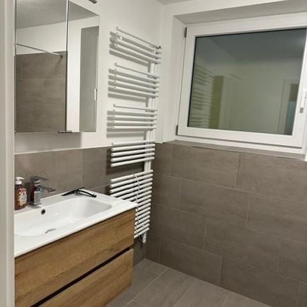 Bad im Souterrain-Apartment (im Unterg