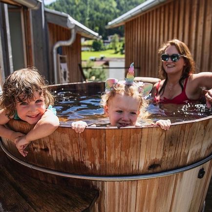 Holzbadefass auf der Dachterrasse- Berg.Kunst