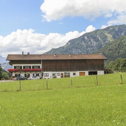 Haus von der Seite im Sommer