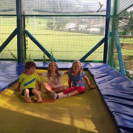 Spass im Trampolin