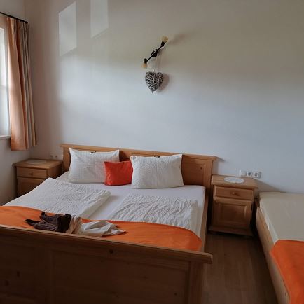 1 Dreibettzimmer + 1 Doppelzimmer