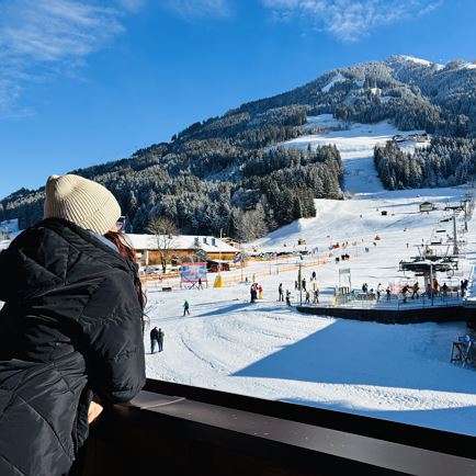 Balkon mit Aussicht auf die Skiwiese