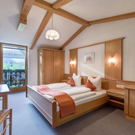 Freihof_Holzham_108_Westendorf_05_2022_Zimmer_Golf