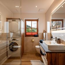 Bad mit Dusche/WC, Waschmaschine, Trockner