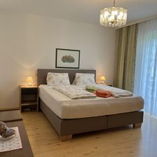 Schlafzimmer mit neuem Boxspringbett