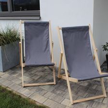Liegestühle auf der Terrasse