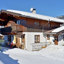 Hausansicht_Winter_