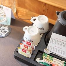 Willkommenstablett mit Wasserkocher, Tee & Kaffee