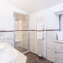 Der-Laerchenhof_Zimmer_Almhuetten-Suite_02_2000px-