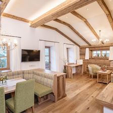 Der-Laerchenhof_Zimmer_Almhuetten-Suite_03_2000px-
