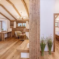 Der-Laerchenhof_Zimmer_Almhuetten-Suite_04_2000px-