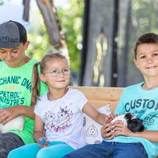 Kinder mit den Meerschweinchen Lilli und Sigi