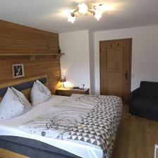 Doppelbettzimmer mit Babybett im Obergeschoss