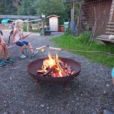 Stockbrot grillen am Lagerfeuer