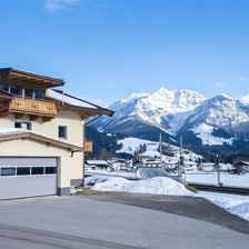 Haus mit Garage Winter